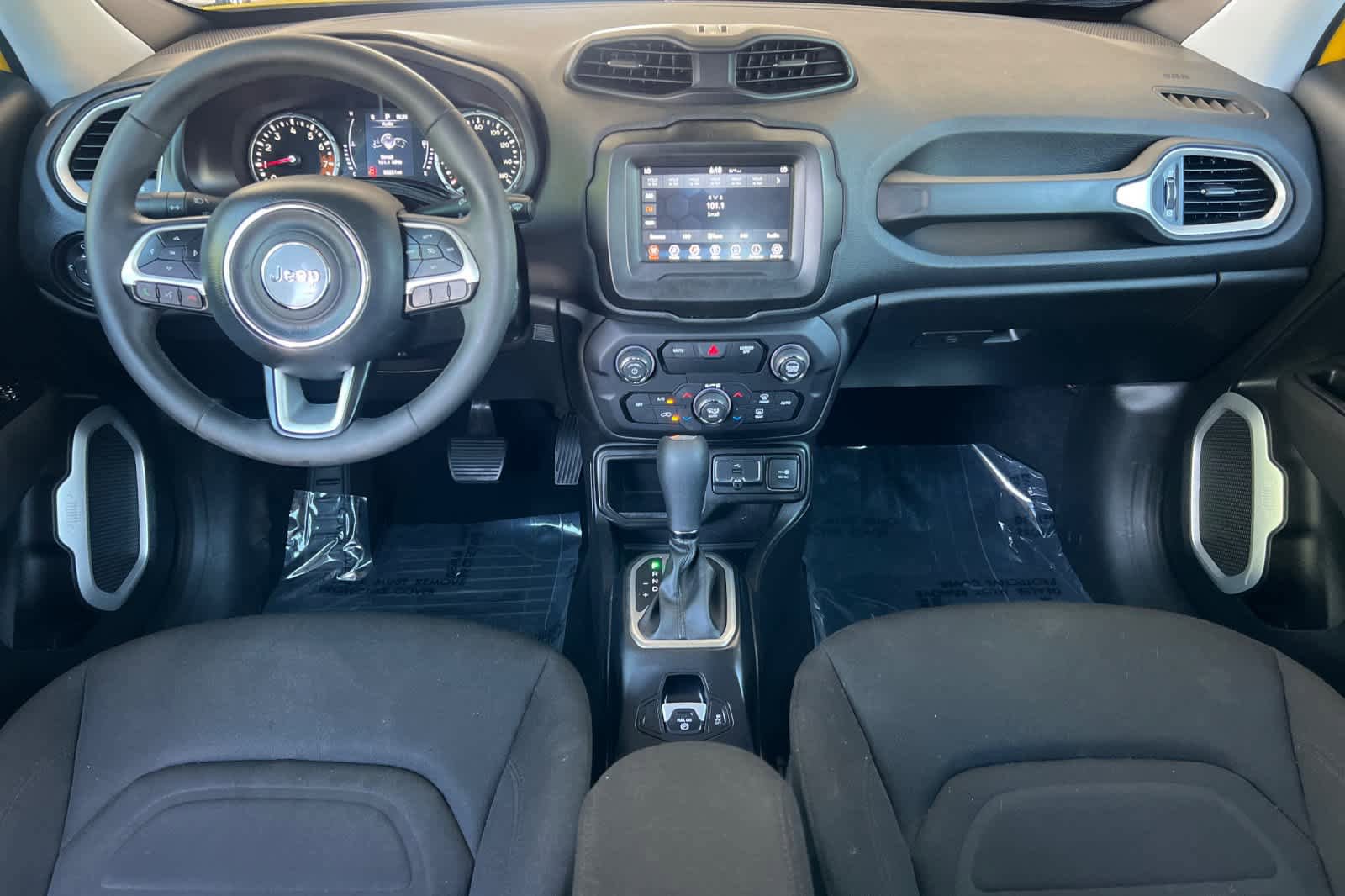 Used 2018 Jeep Renegade Latitude FWD image 3