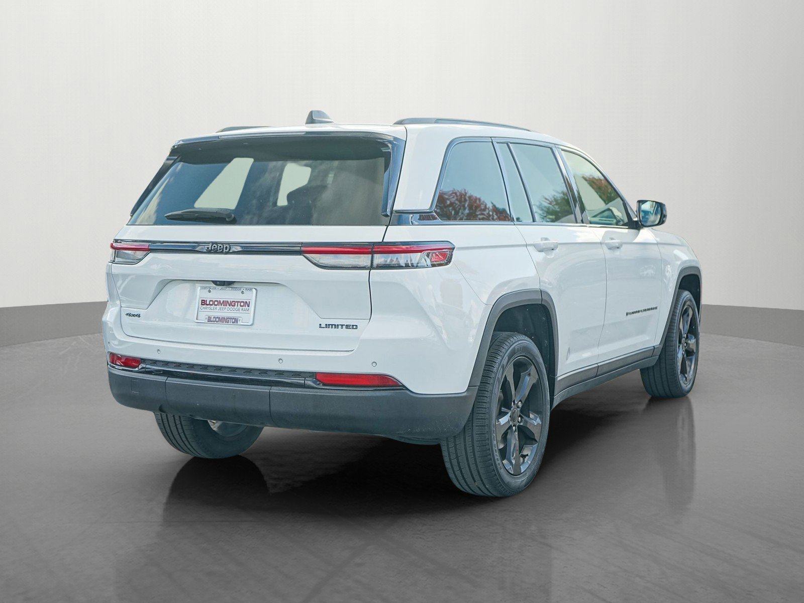 Used 2023 Jeep Grand Cherokee Limited w/ Black Appearance Package image 7