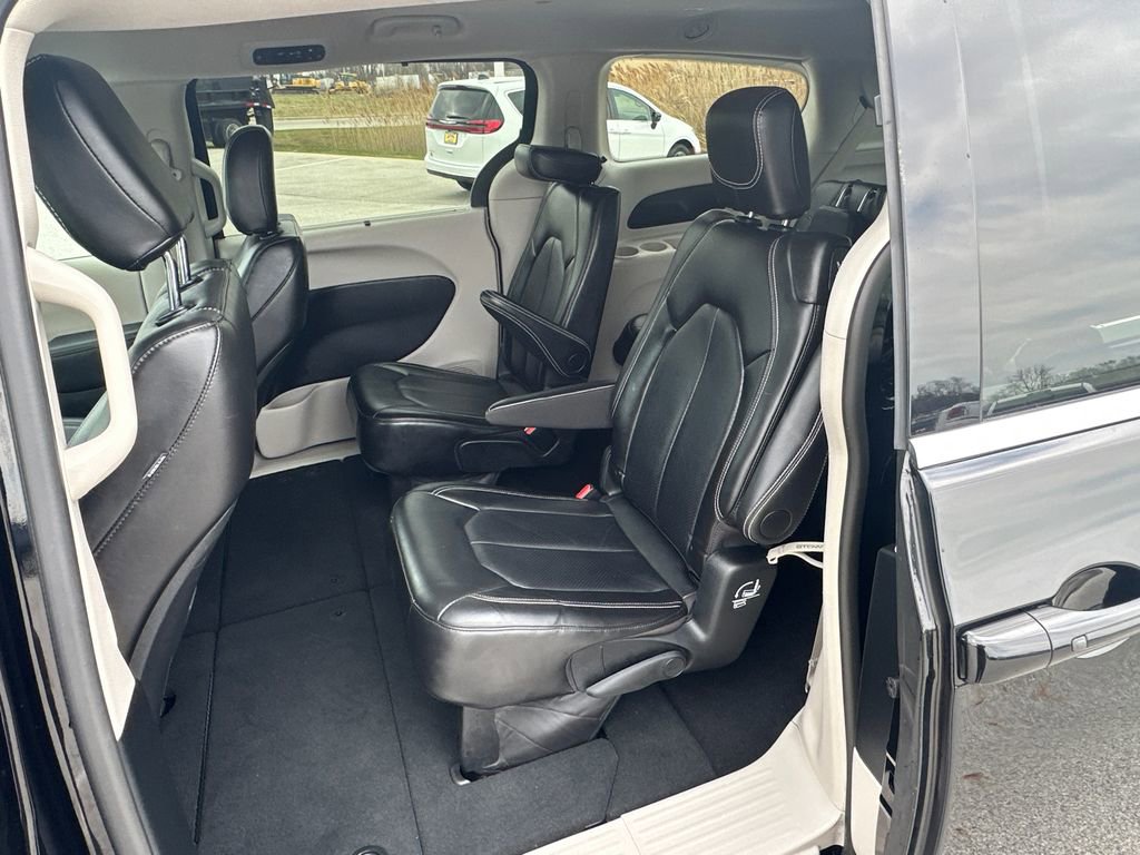 Used 2024 Chrysler Pacifica Touring-L image 29