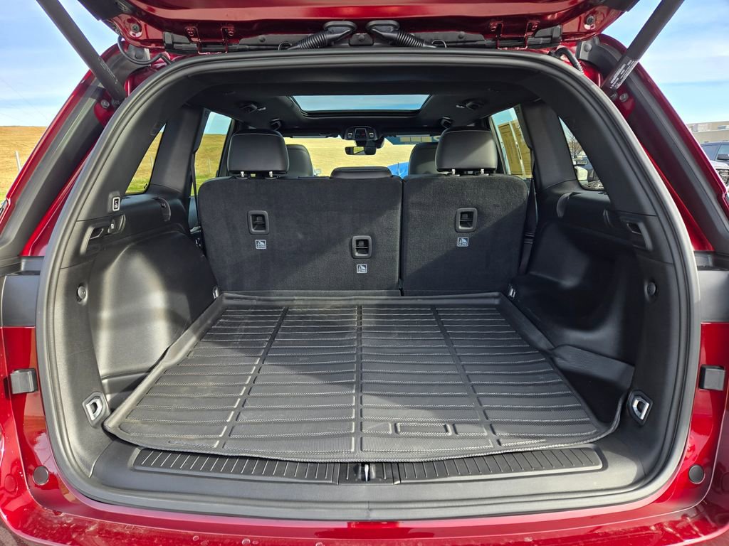 Used 2025 Jeep Grand Cherokee Limited w/ Black Appearance Package image 32