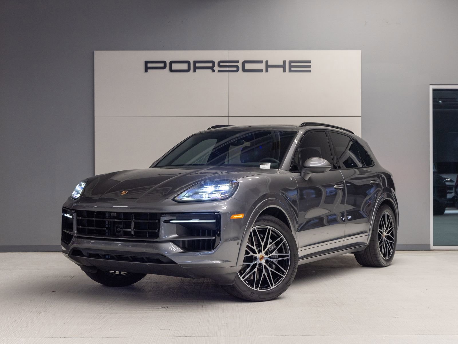 Certified 2025 Porsche Cayenne image 1