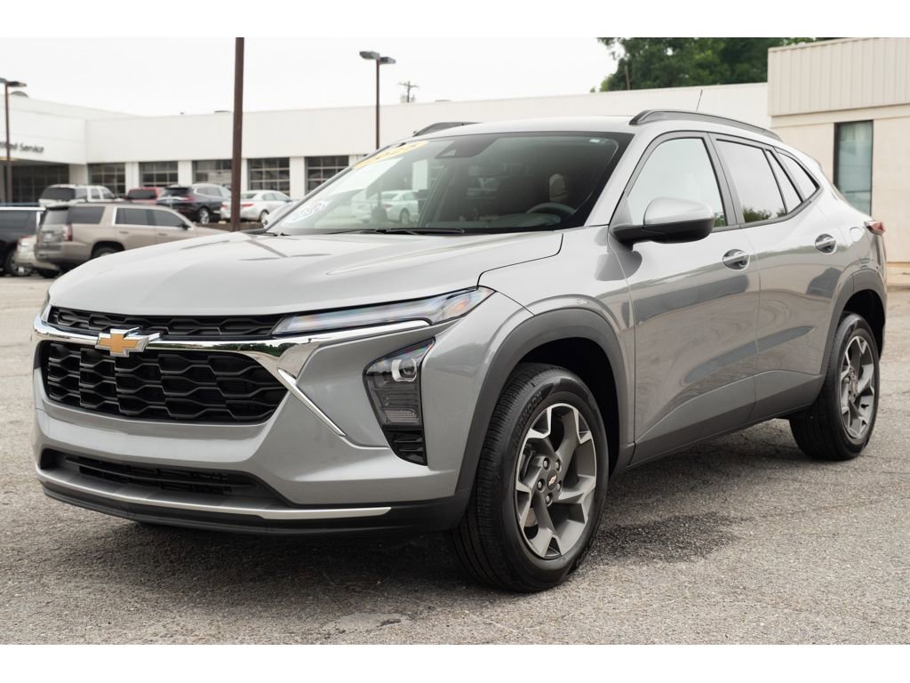 Used 2025 Chevrolet Trax LT FWD image 4
