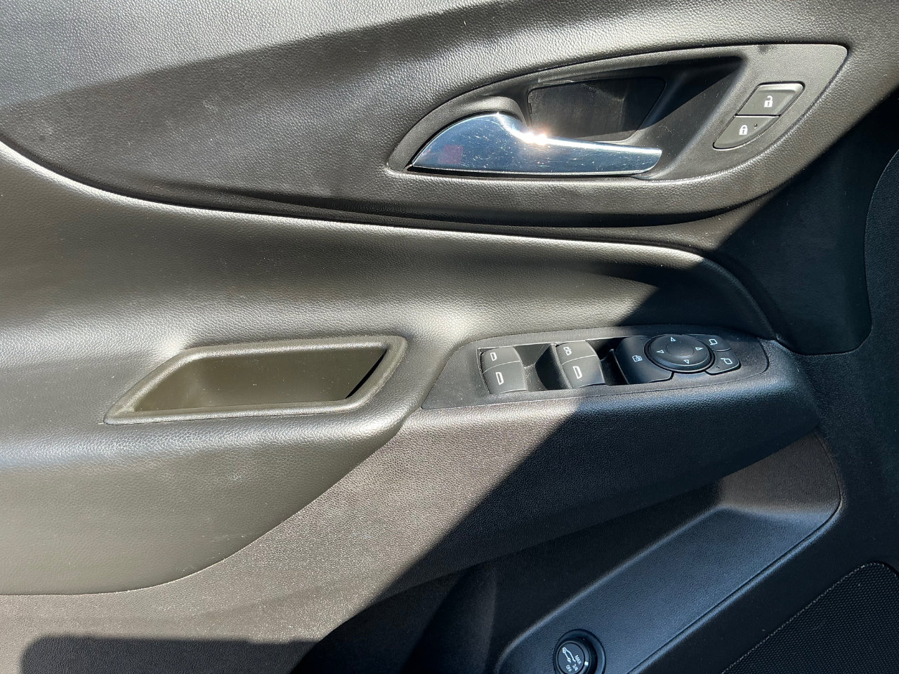 Used 2019 Chevrolet Equinox LT w/ Sun & Navigation Package image 17