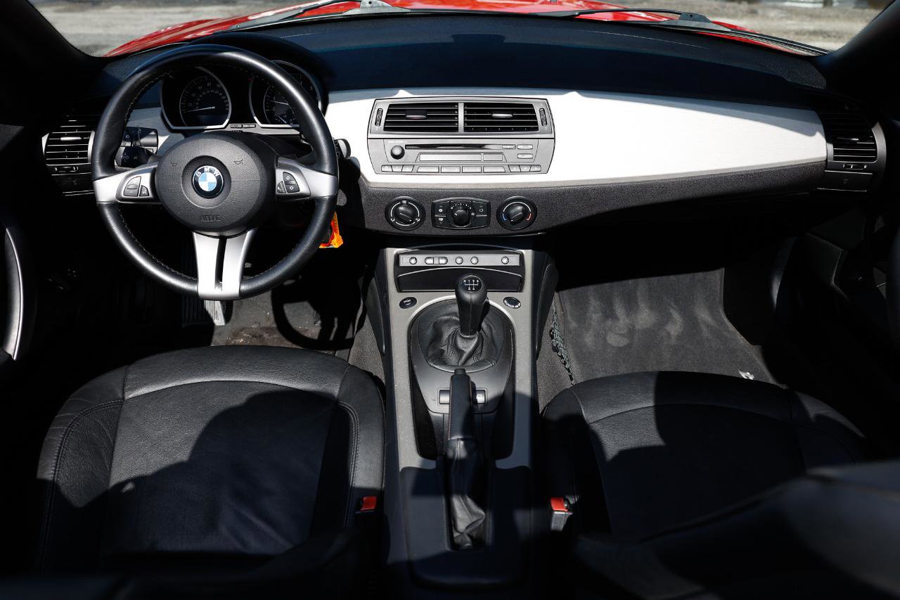 Used 2005 BMW Z4 2.5i image 2