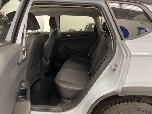 Used 2025 Volkswagen Taos SE AWD/4WD image 8