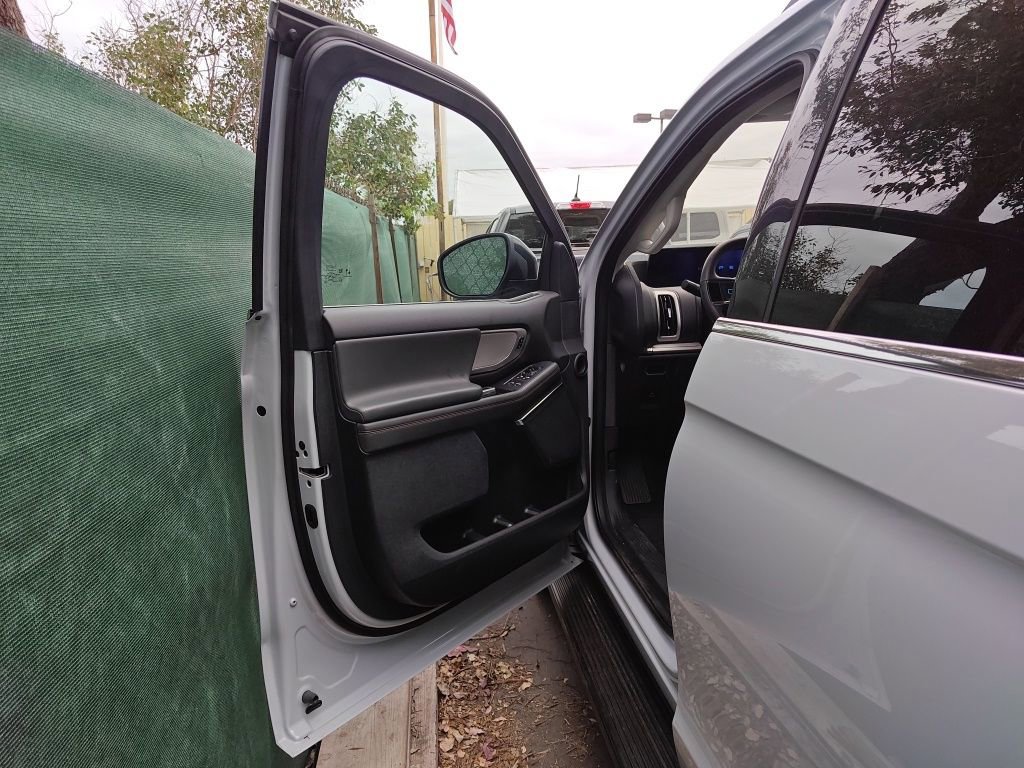 Used 2025 Ford Expedition Max Active RWD image 4