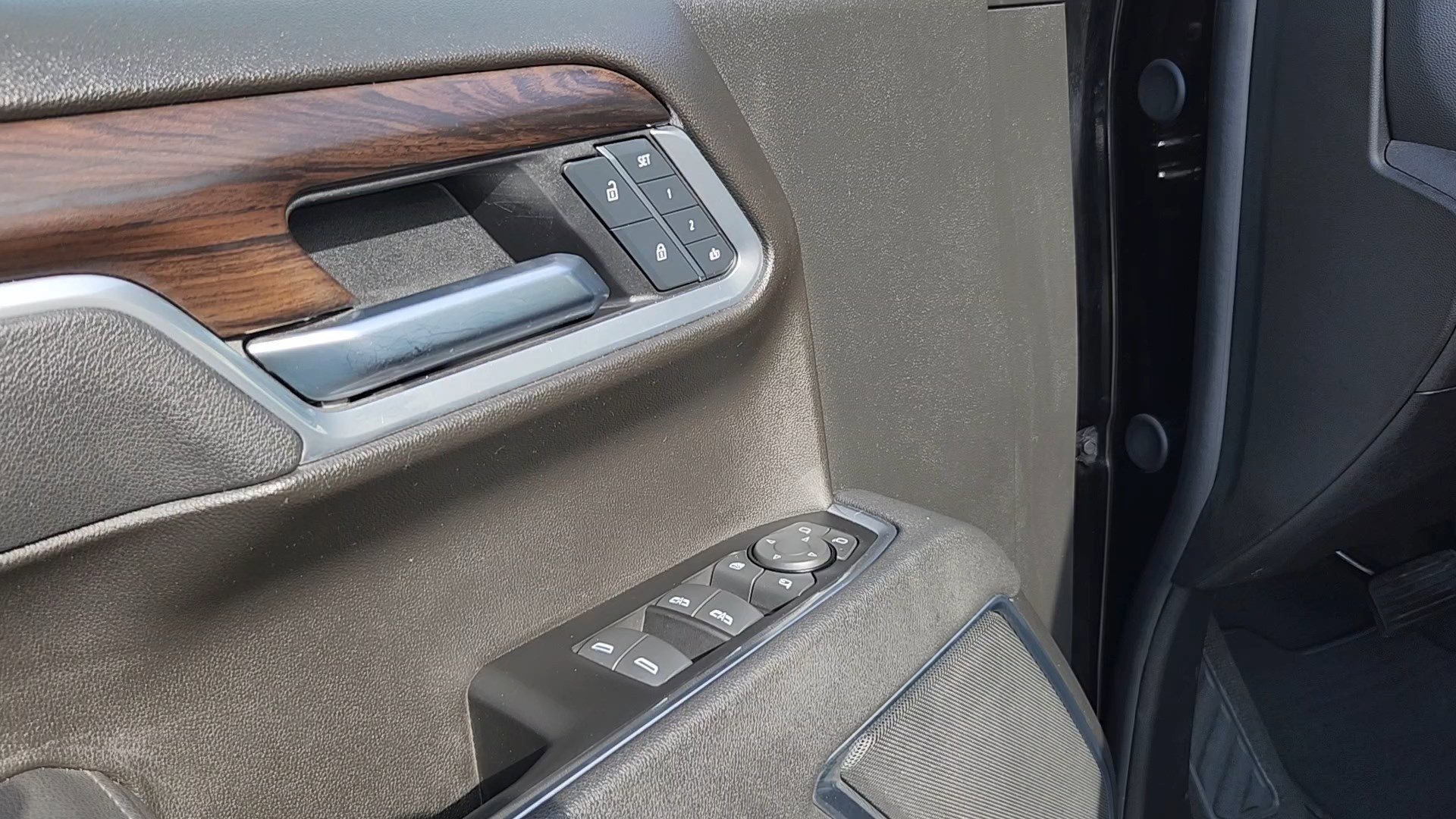 Used 2025 GMC Sierra 1500 SLT image 7