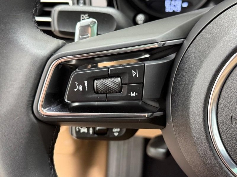 Certified 2025 Porsche Macan AWD/4WD image 21