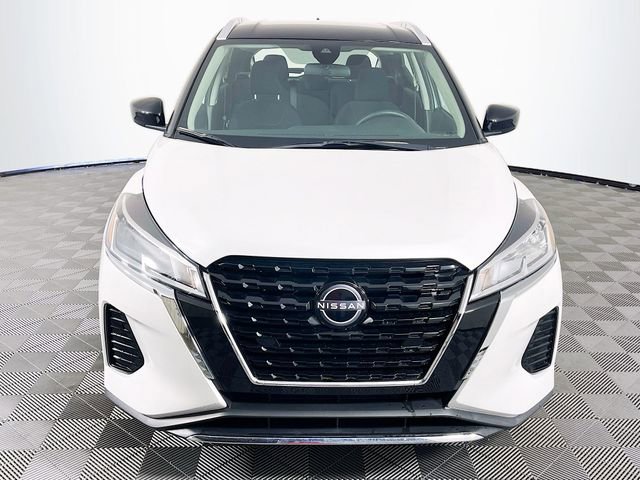 Used 2023 Nissan Kicks SV image 3
