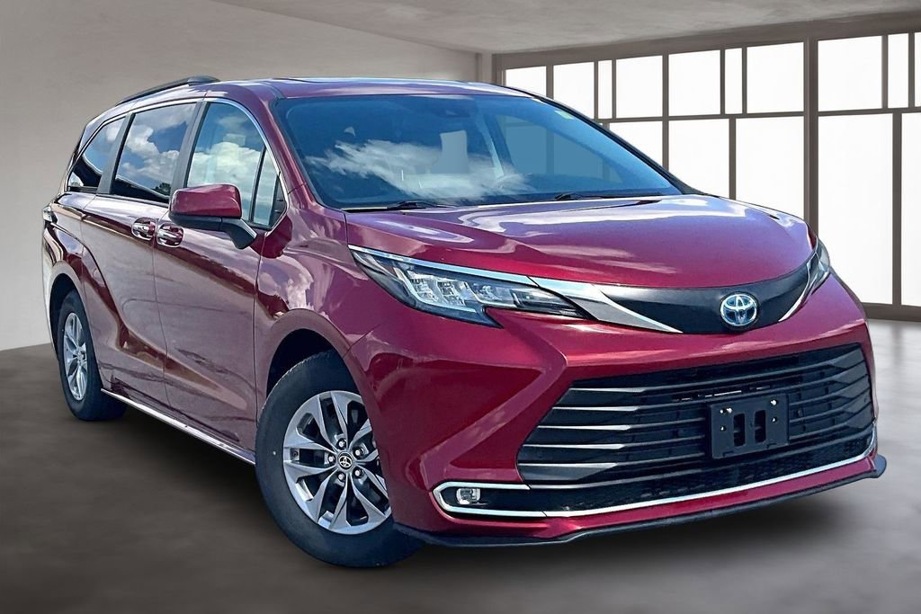 Used 2023 Toyota Sienna XLE FWD image 3