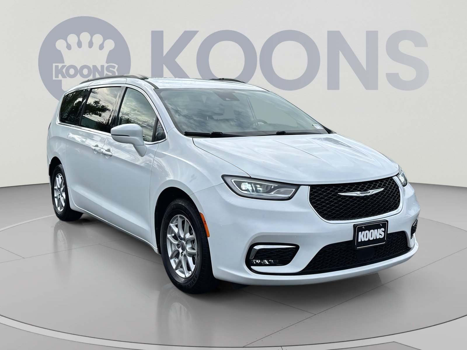 Used 2022 Chrysler Pacifica Touring-L FWD image 2
