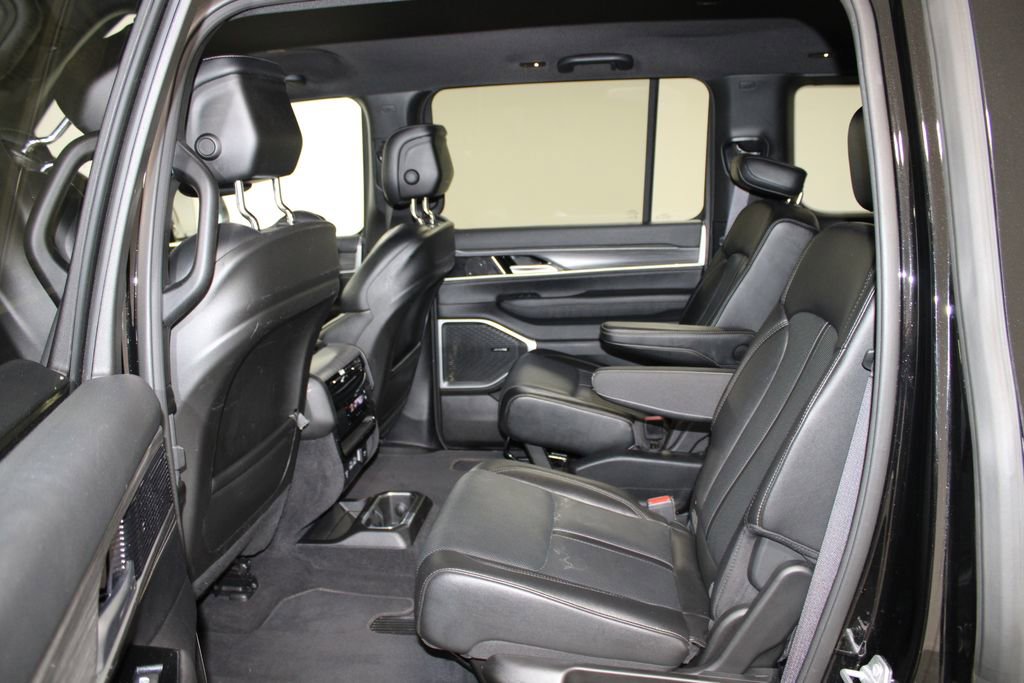 Used 2024 Jeep Wagoneer Series III AWD/4WD image 27