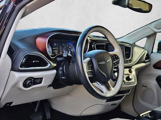 Used 2017 Chrysler Pacifica Limited image 9