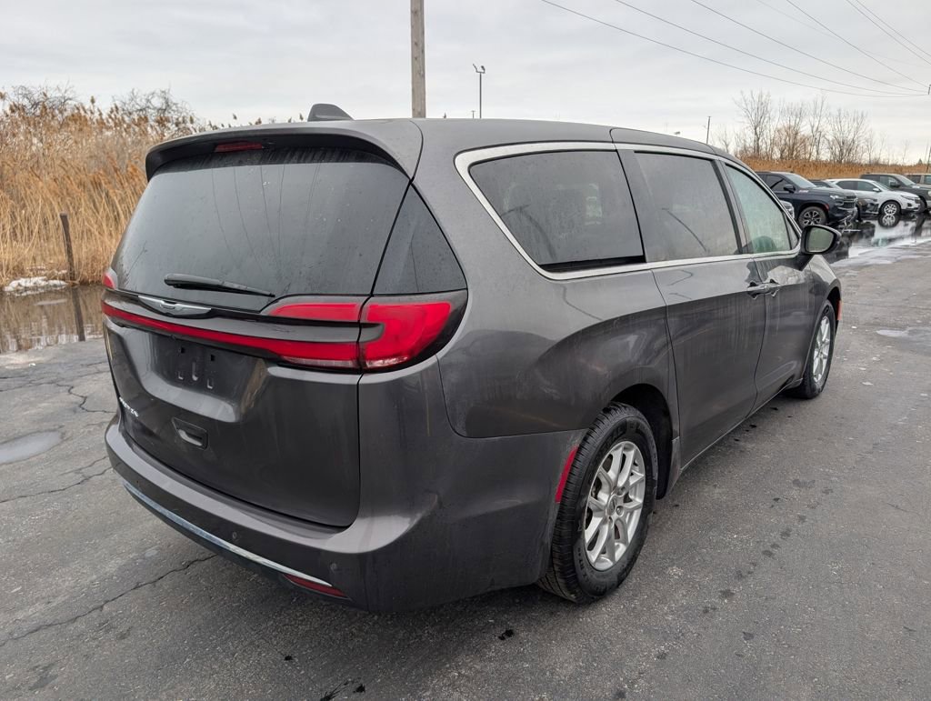 Used 2023 Chrysler Pacifica Touring-L image 7