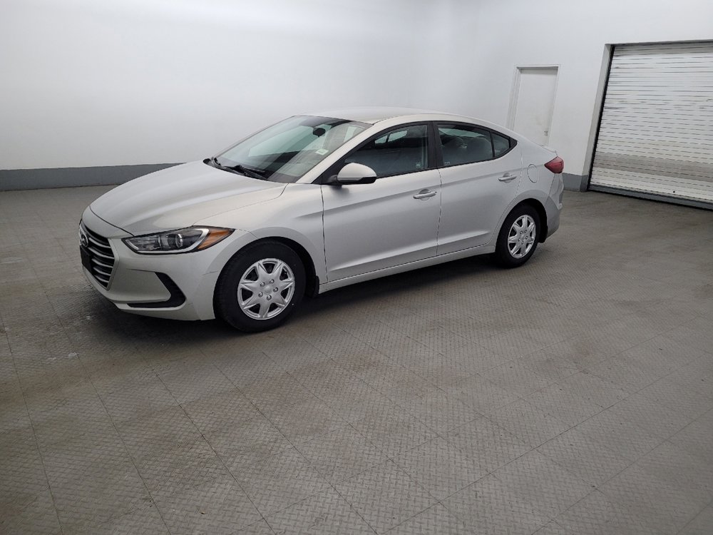 Used 2018 Hyundai Elantra SE w/ Winter Weather Package FWD image 2