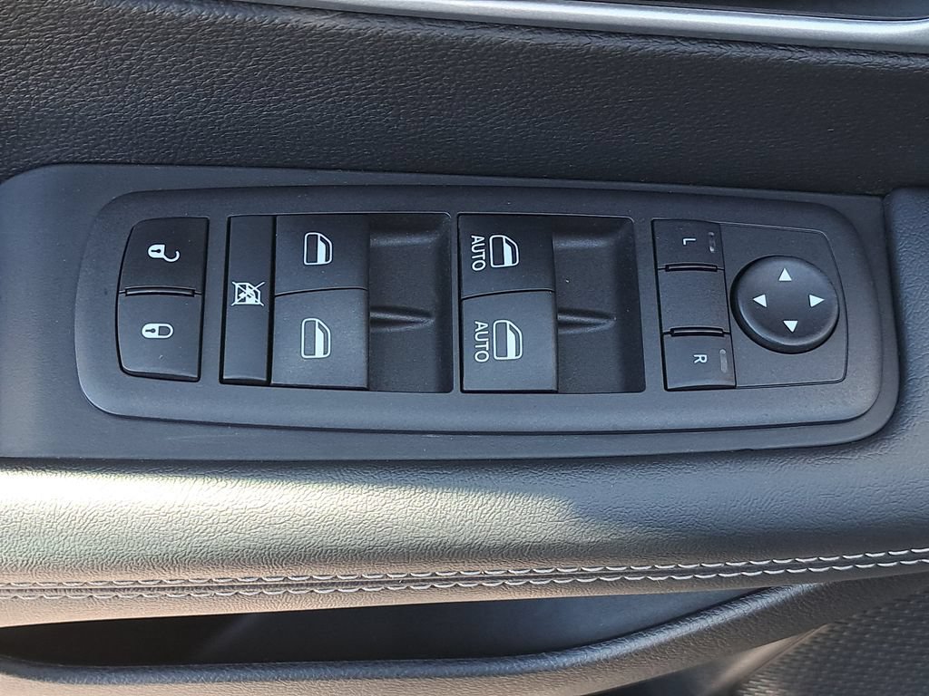 Used 2023 Chrysler Pacifica Touring FWD image 31