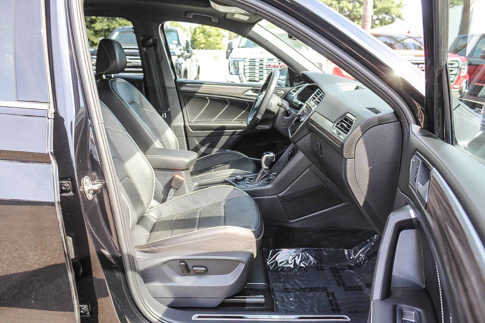 Used 2022 Volkswagen Tiguan SEL R-Line image 16