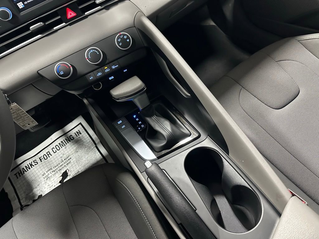 Used 2025 Hyundai Elantra SE image 34
