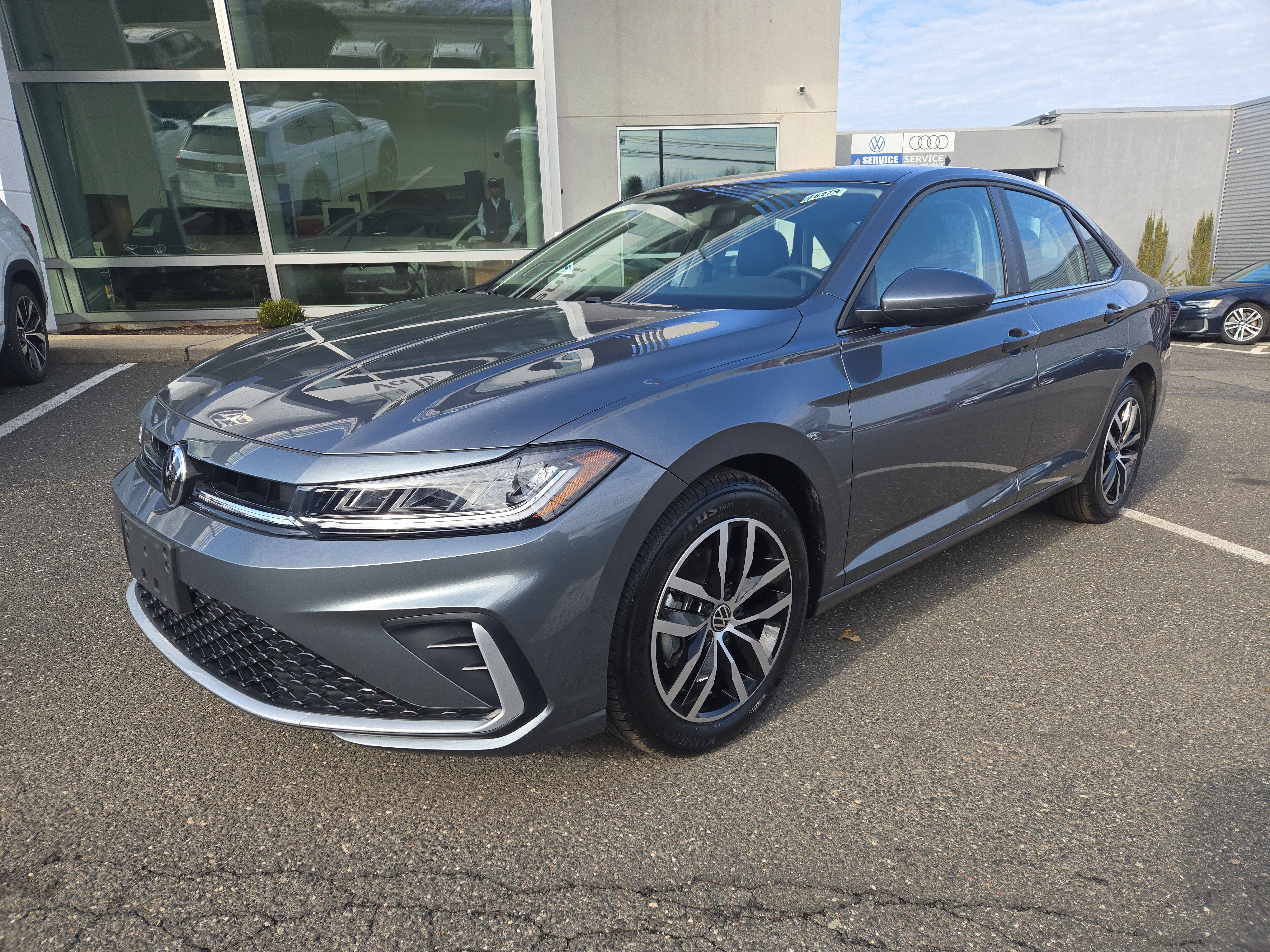 Certified 2025 Volkswagen Jetta SE w/ Sunroof Package image 2