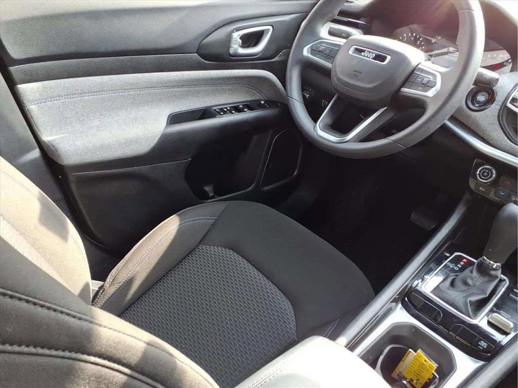 Used 2025 Jeep Compass Sport image 9