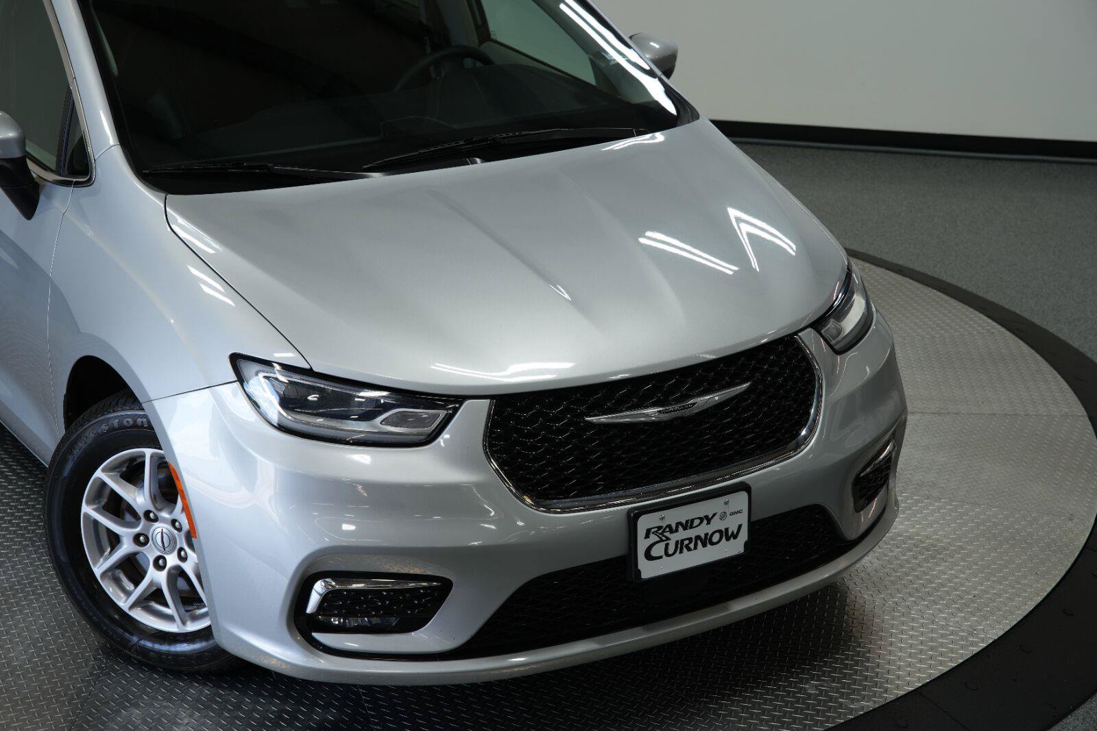 Used 2023 Chrysler Pacifica Touring-L FWD image 44