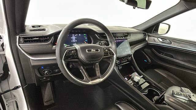 Used 2023 Jeep Grand Cherokee Overland w/ Luxury Tech Group IV AWD/4WD image 12