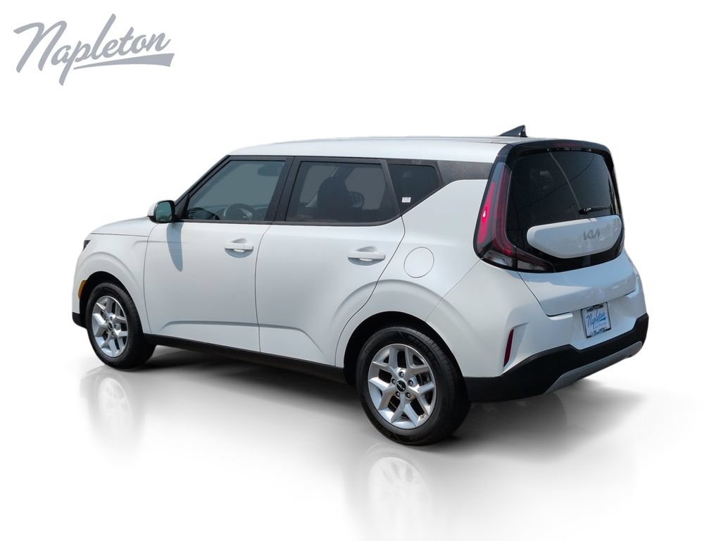 Used 2024 Kia Soul LX w/ Option Group 015 FWD image 3