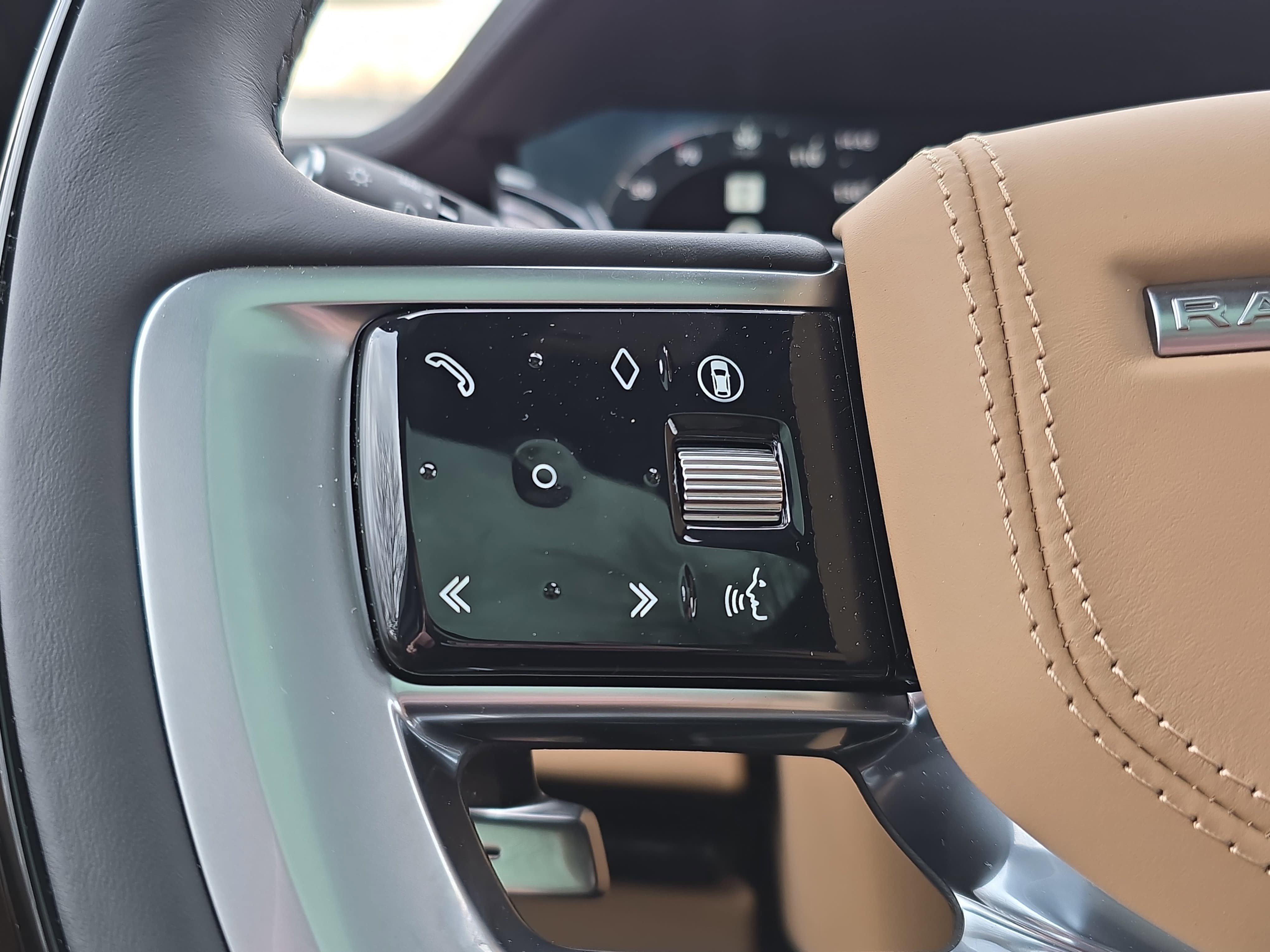 New 2026 Land Rover Range Rover Long Wheelbase SE AWD/4WD image 17