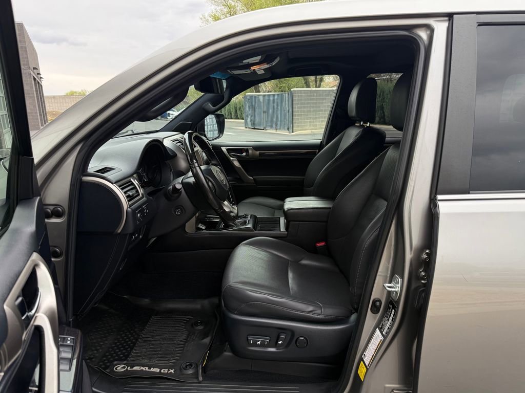 Used 2020 Lexus GX 460 Premium w/ Premium Package image 32
