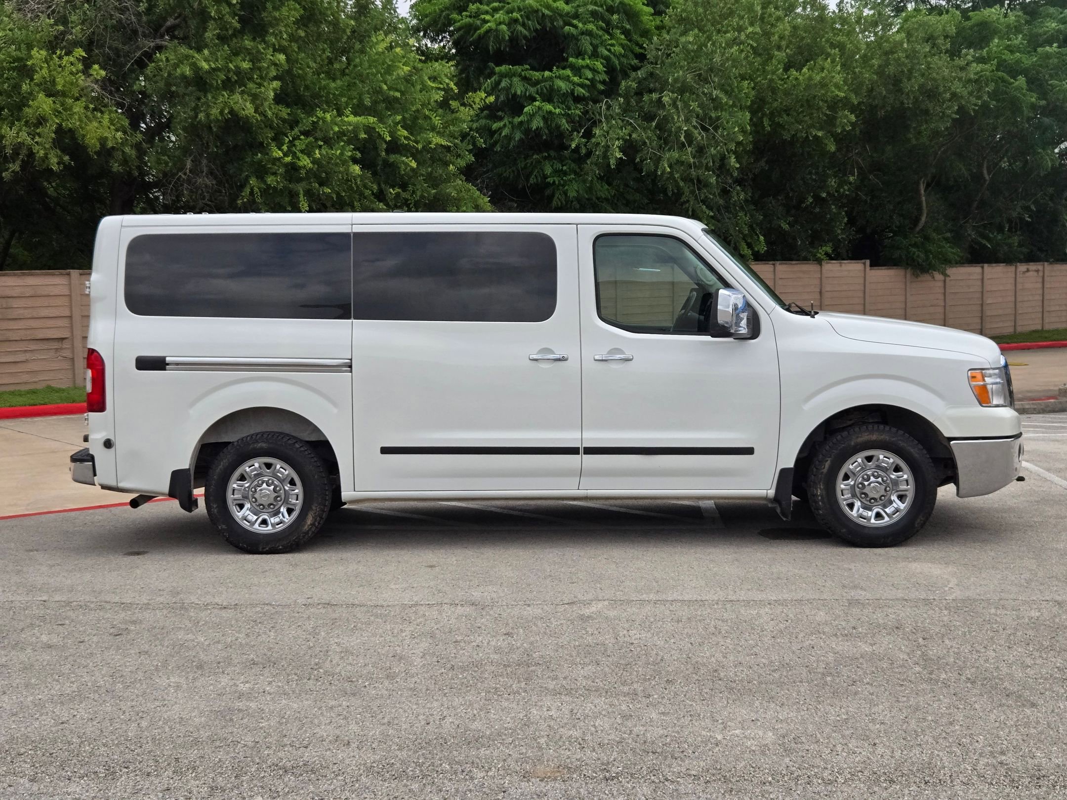 Used 2020 Nissan NV 3500 SL RWD image 2
