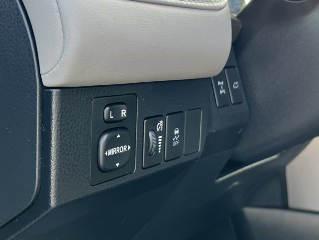 Used 2015 Toyota RAV4 Limited image 30