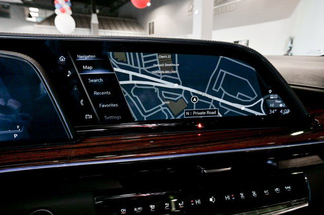 Used 2023 Cadillac Escalade ESV Premium Luxury image 40