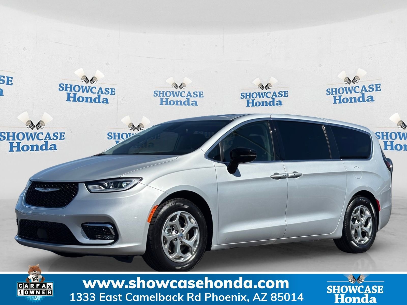 Used 2024 Chrysler Pacifica Limited image 1