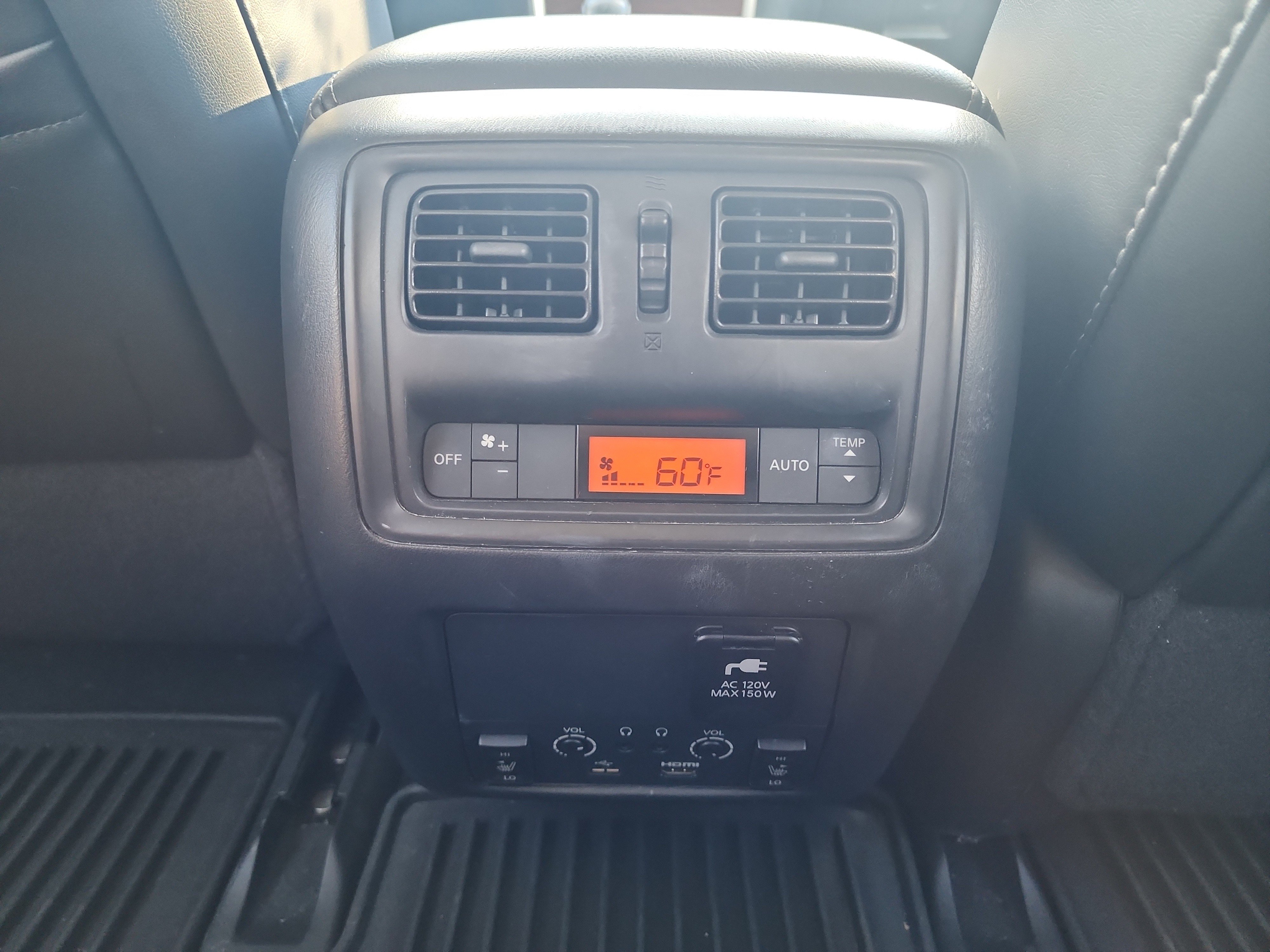 Used 2017 Nissan Pathfinder Platinum w/ Family Entertainment Package FWD image 18