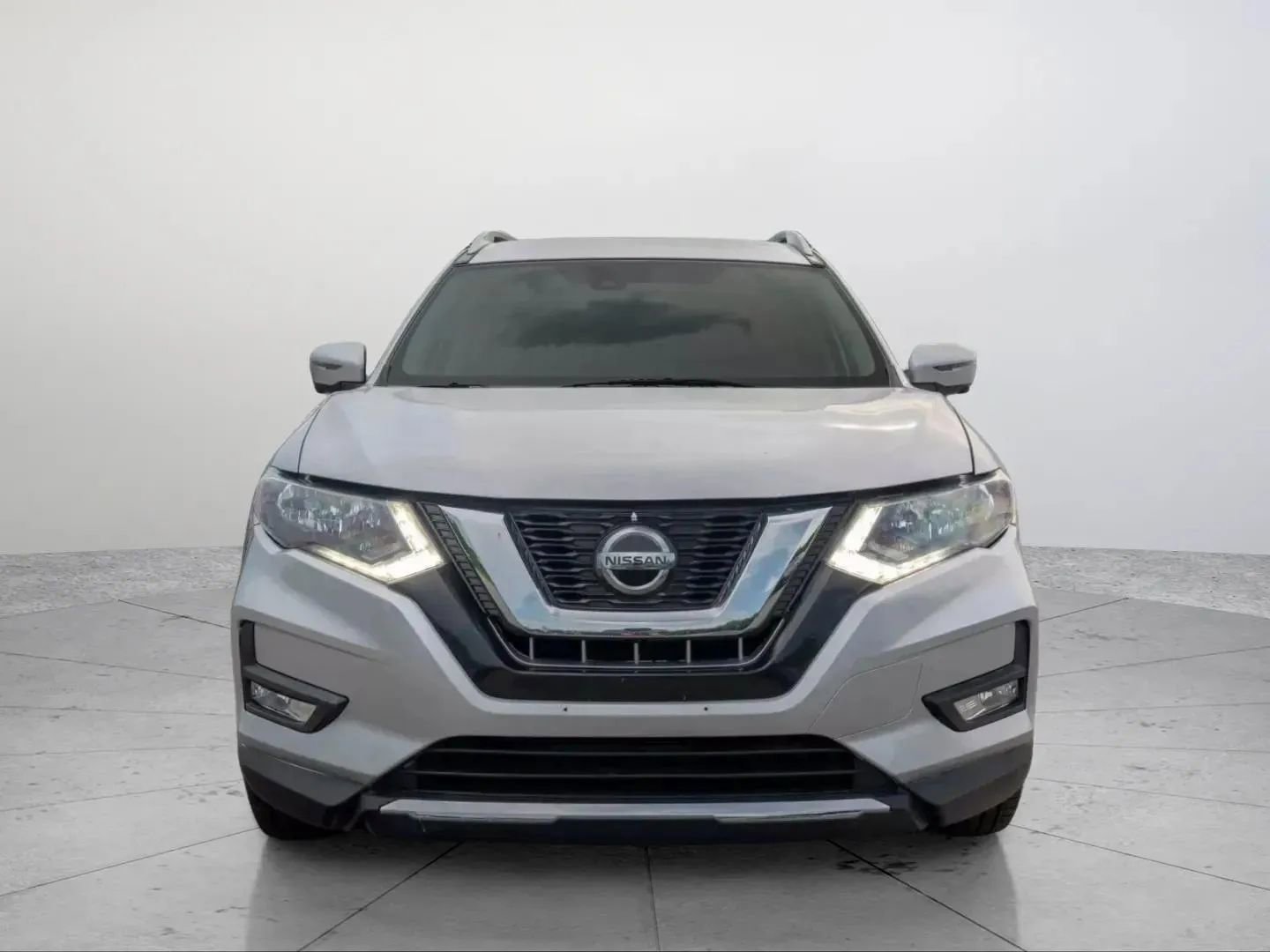 Used 2019 Nissan Rogue SV w/ Premium Package image 2