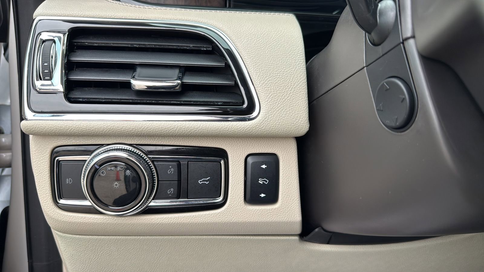 Used 2018 Lincoln Navigator Select AWD/4WD image 17