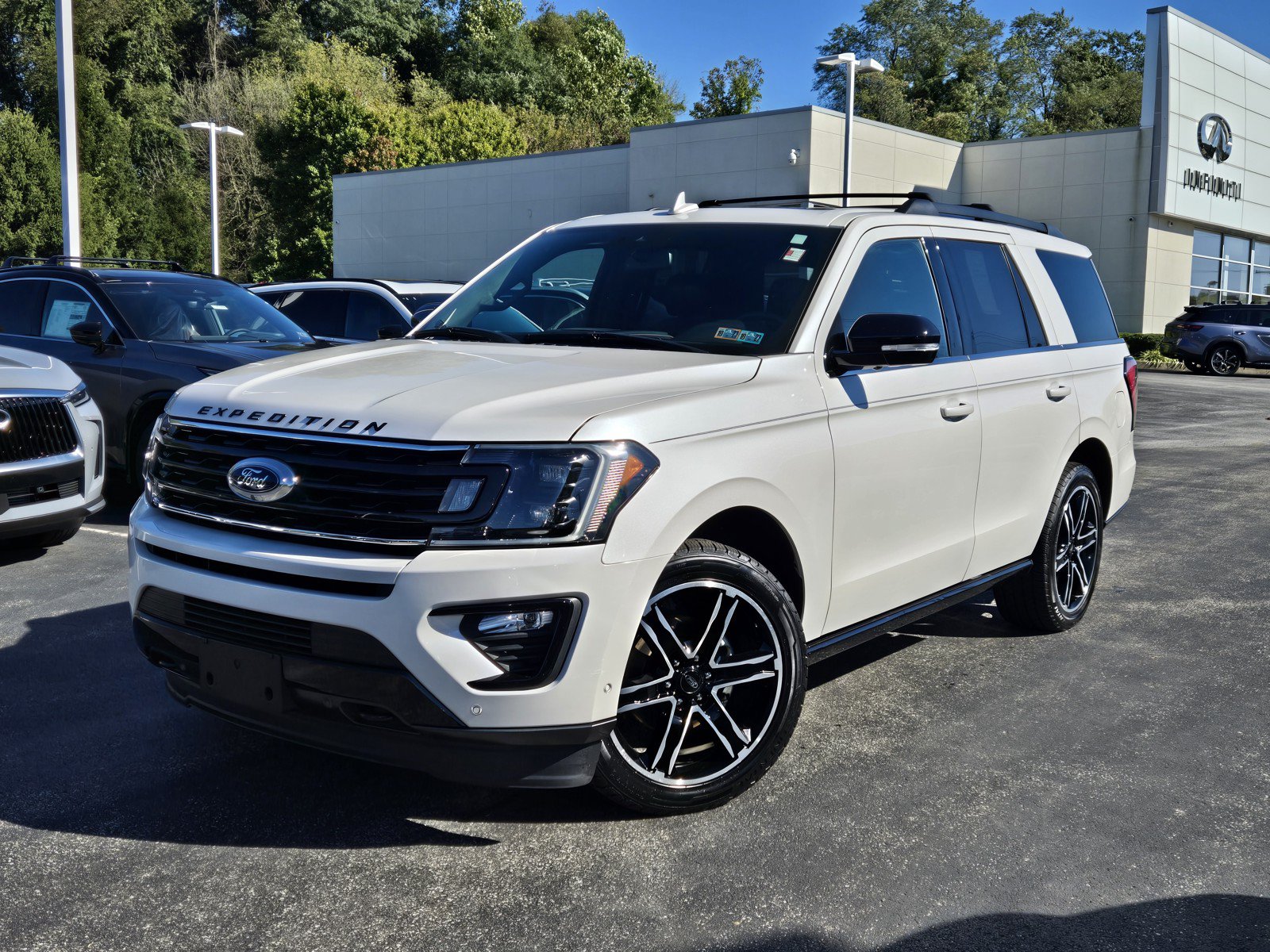 Used 2019 Ford Expedition Limited w/ Equipment Group 303A AWD/4WD image 1