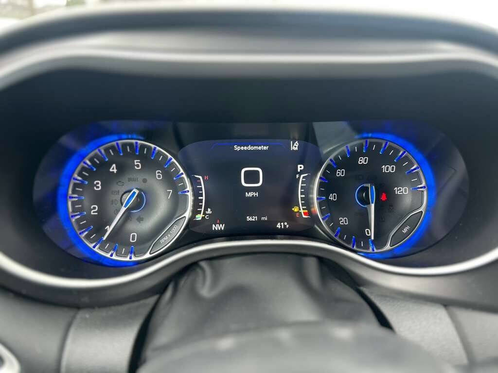 Used 2026 Chrysler Pacifica Select image 12