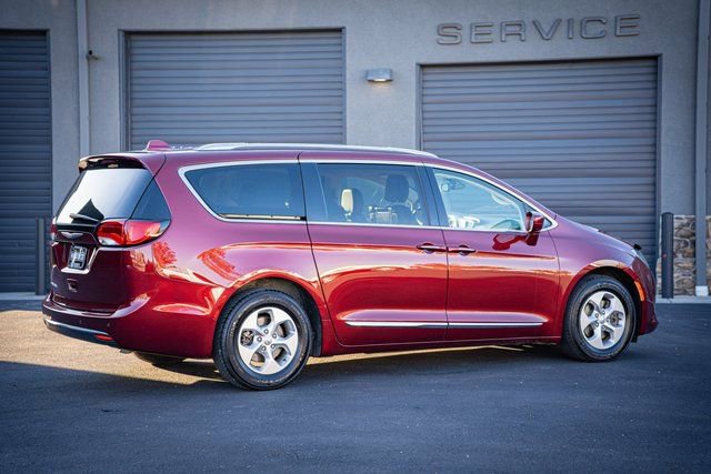 Used 2017 Chrysler Pacifica Touring-L Plus image 7