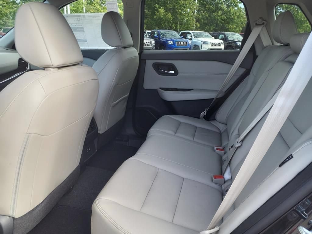 Used 2025 Nissan Rogue SL FWD image 8