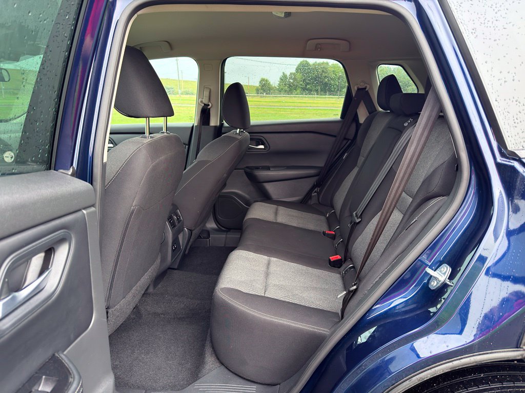 Used 2024 Nissan Rogue SV AWD/4WD image 3