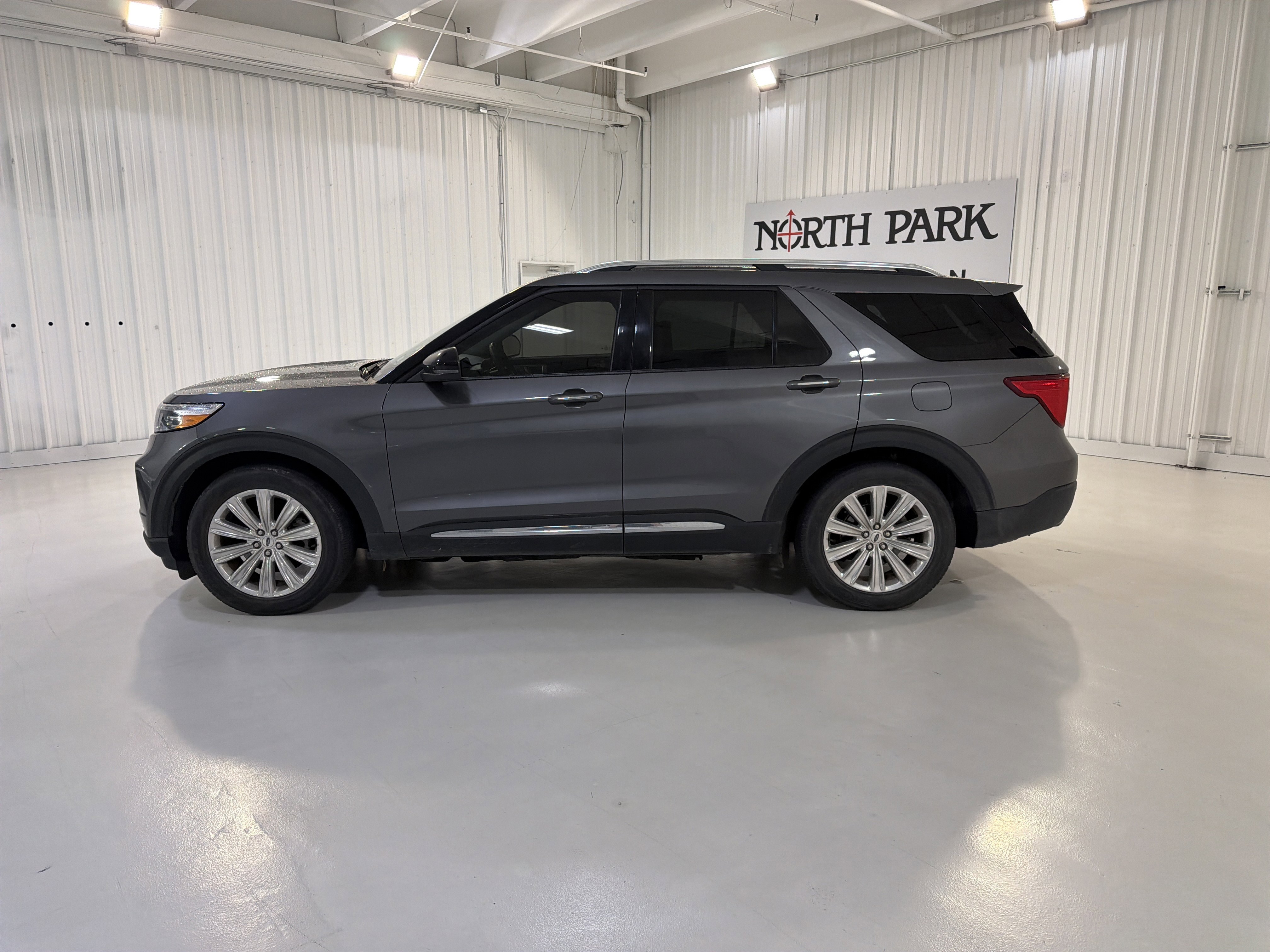 Used 2022 Ford Explorer Limited w/ Equipment Group 301A RWD image 2