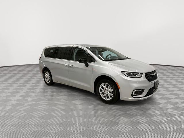 Used 2024 Chrysler Pacifica Touring-L image 2