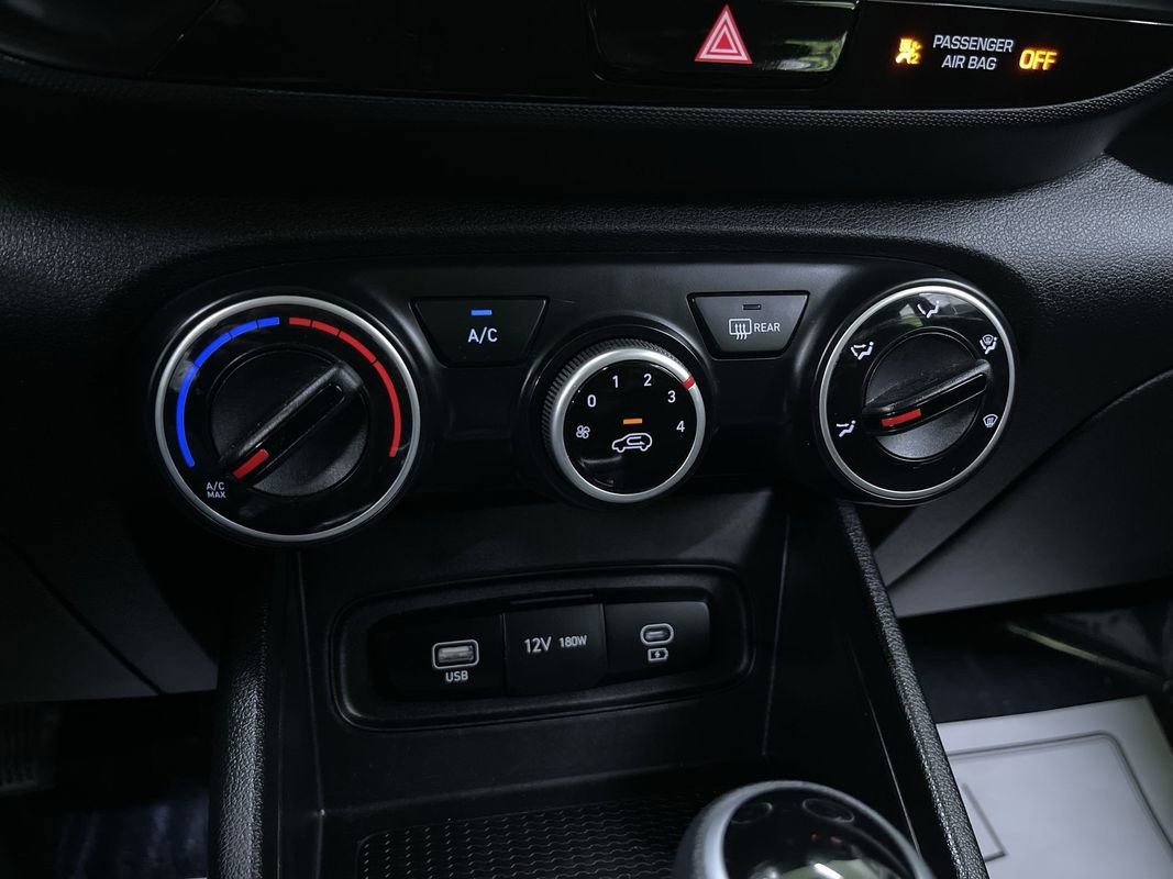 Used 2024 Hyundai Venue SE image 17