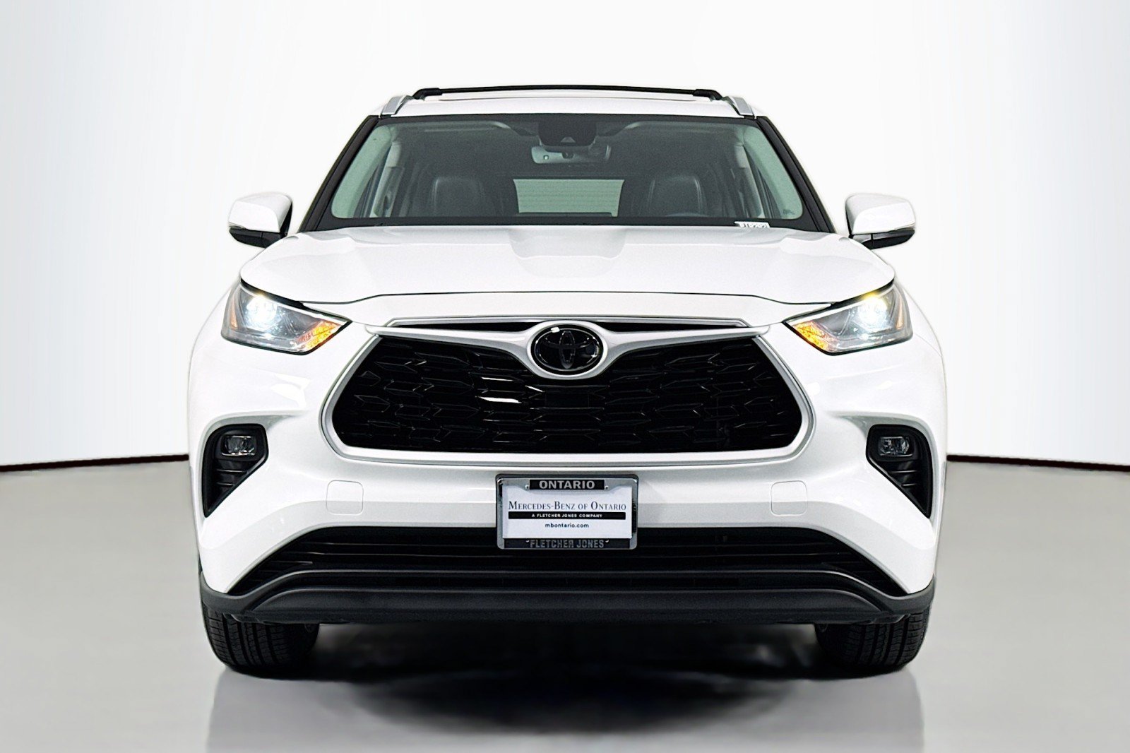 Used 2023 Toyota Highlander XLE AWD/4WD image 3