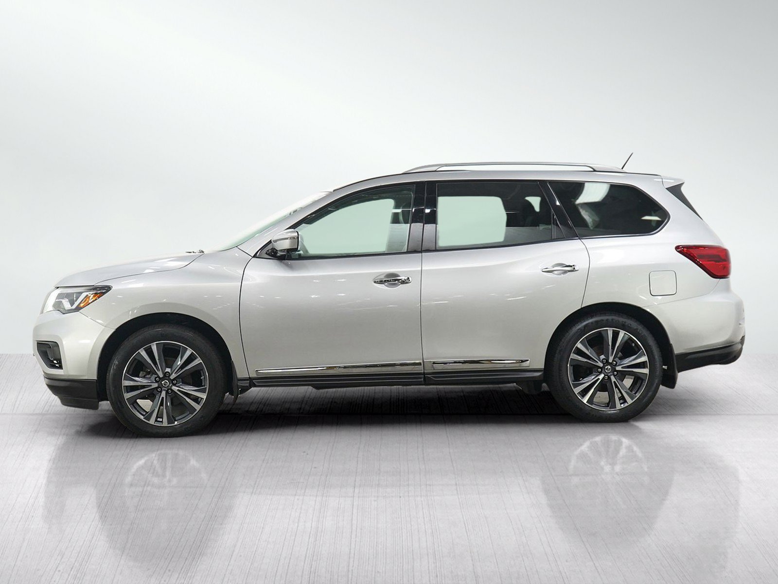 Used 2017 Nissan Pathfinder Platinum w/ Cargo Package AWD/4WD image 2