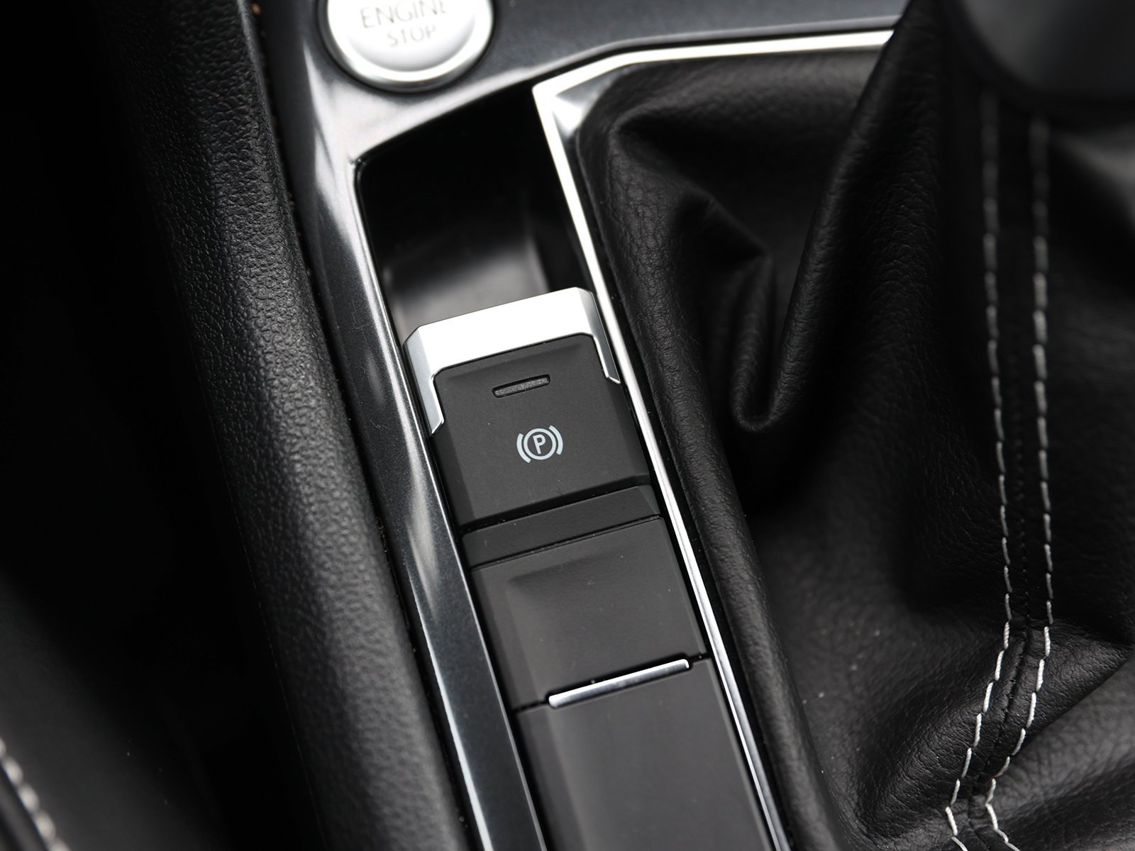 Used 2024 Volkswagen Tiguan SE R-Line image 31