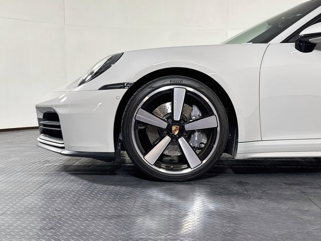 Certified 2025 Porsche 911 Carrera RWD image 31