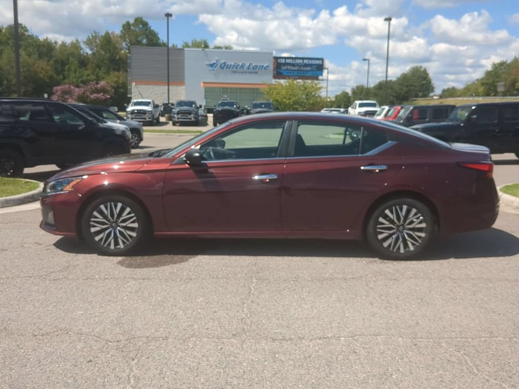 Used 2025 Nissan Altima 2.5 SV FWD image 2