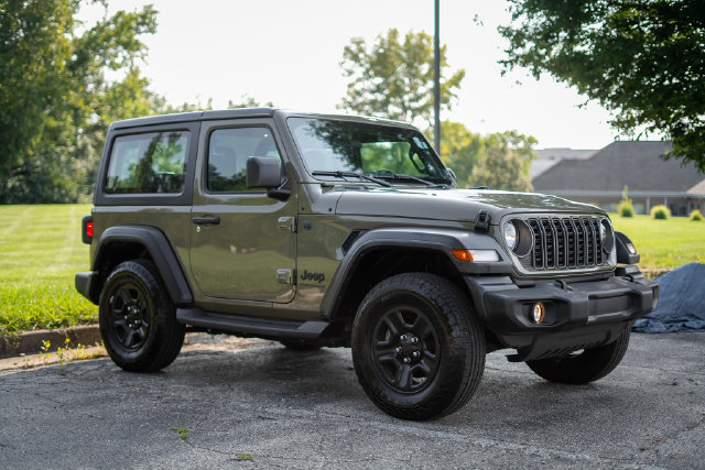 Used 2025 Jeep Wrangler Sport AWD/4WD image 3